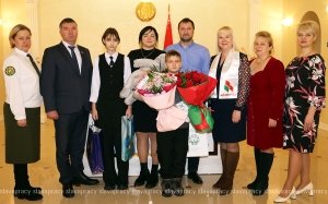 Аист вместе с Дедом Морозом: семья первой новорожденной Копыльщины принимала поздравления