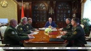 Президент заслушивает доклад по тематике плана строительства и развития Вооруженных Сил