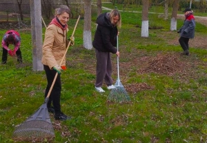 От юбилея к субботнику: работники культуры Копыля навели порядок в сквере у реки Каменки