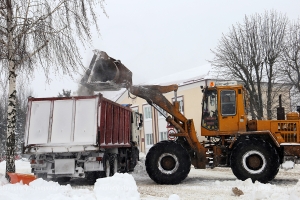 Сугробы – на выезд: в Копыле параллельно с расчисткой улиц активно вывозят снег