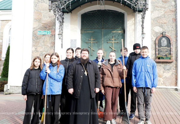 Школьники Копыльщины помогают храму: акция БРСМ объединила молодежь