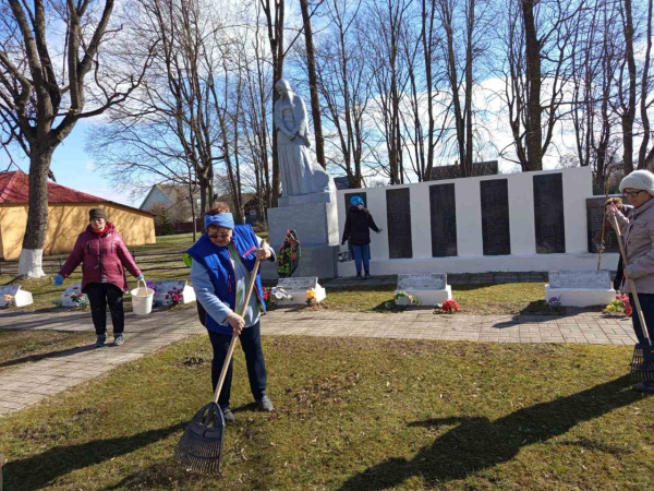 Жители Копыльского района благоустраивают памятные места
