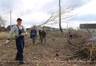Субботник в Копыльском районе: как коллектив райисполкома навел порядок в агрогородке Жилихово