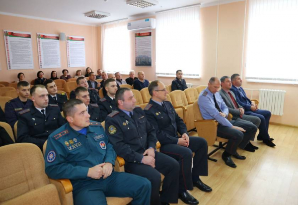 Ваша служба и опасна, и трудна!