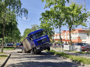 В Солигорске служебный автомобиль провалился под землю