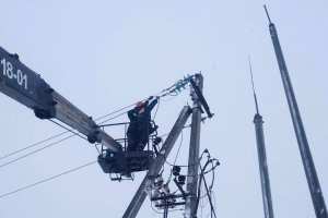 Свет вернулся в 227 населенных пунктов Беларуси – энергетики борются с последствиями циклона