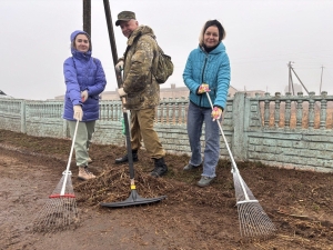 Общая работа: представители районной власти трудятся на МТФ «Быстрица»