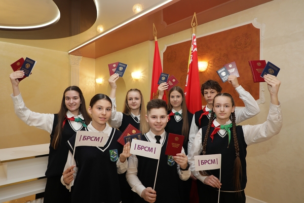 В преддверии Дня Конституции юные копыляне получили паспорта