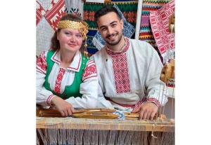 &quot;Белые росы&quot; на ткацком станке: как ведущий Ареф в Семежево ручник ткал