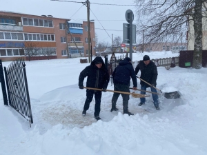 Борются со снегом и сотрудники Копыльского ТЦСОН
