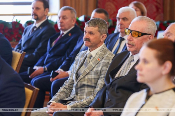 Премьер-министр Беларуси вручил госнаграду тренеру Копыльской ДЮСШ Анатолию Сенюку