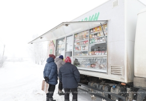 Магазин на колесах: как автолавки Копыльского райпо пробиваются к людям сквозь снега
