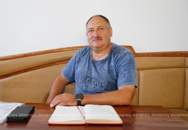 Герои за кадром: как Игорь Зенько держит комбайны на ходу?