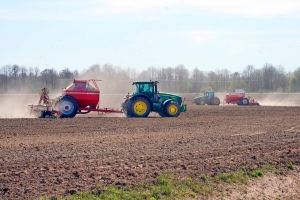 Прокуратура Копыльского района проверяет готовность сельхозпредприятий к посевной кампании