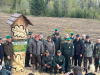 Роман Головченко и Петр Пархомчик закрепили информационную доску в память о субботнике