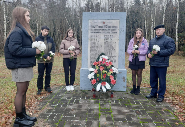 В д. Свидичи почтили память расстрелянных мирных жителей