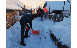 Лопаты вместо брандспойтов: как копыльские спасатели помогли одинокой пенсионерке