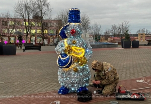Еще больше огней: на главной площади Копыля засиял новый снеговик