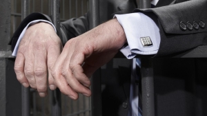 За «благоприятное решение» – срок и штраф: коррупционер из Жодино поплатился свободой