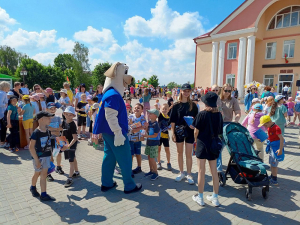 Звонкий детский смех раздается сегодня с центральной площади Копыля