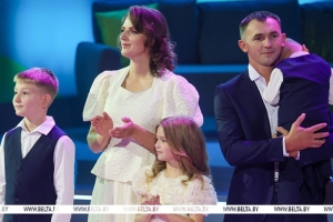 Пекут хлеб в печи и помогают людям: история лучшей семьи Беларуси из агрогородка Стригово