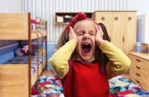Забудьте о криках: как правильно вести себя, если ребенок бьется в истерике