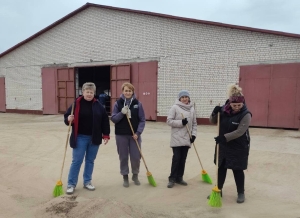 Чистота и порядок: работники Копыльского кооппрома трудятся на объектах ОАО «Пионер-Агро»