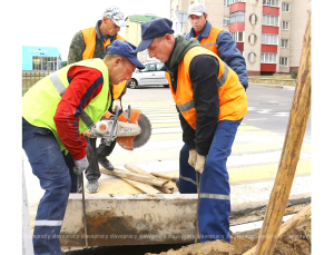 В Копыле «уменьшают» бордюры, укрепляют стену