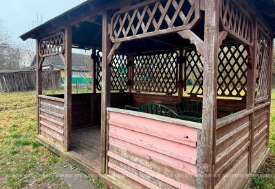 Кому не угодил дизайн? Беседка в Копыле стала жертвой 