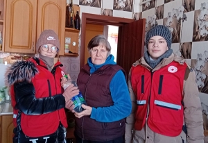 Не просто вода, а внимание: волонтеры Копыльщины принесли праздник одиноким пенсионерам