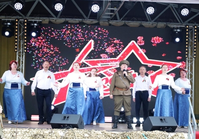 Центральная площадь Копыля стала праздничной концертной площадкой