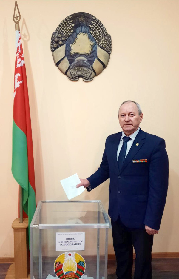 Проголосовал досрочно член Белорусского союза офицеров Борис Денисюк