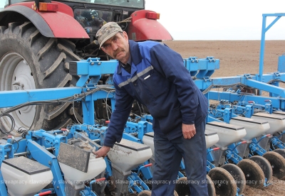 Задел для сладкого урожая: аграрии ОАО «Преснаки» первыми на Копыльщине начали сев свеклы