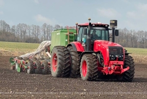 В планах – 106 тысяч гектаров: в Беларуси начали сеять сахарную свеклу