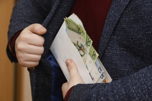 Взятка в конверте – приговор в силе: за что директор с Вилейщины получил срок и штраф