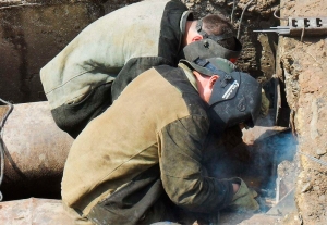 Сухой асфальт в дождь — повод для тревоги? Как распознать порыв теплотрассы