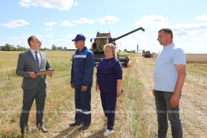 Хлеборобы-депутаты: награждение без отрыва от жатвы