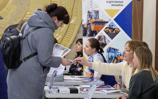 Рынок труда Беларуси: где кадров не хватает, а где их слишком много