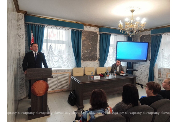 Депутат Андрей Лис встретился с сыроделами в Копыле и вручил награды к 100-летию отрасли