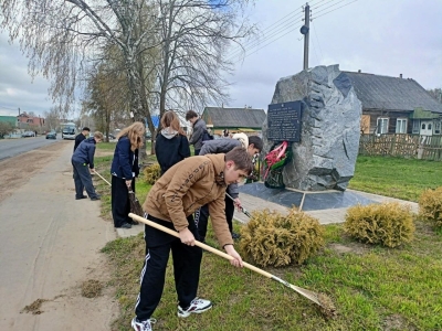Место силы и памяти – молодежь СШ №2 Копыля благоустроила памятный знак на месте боя 1944 года