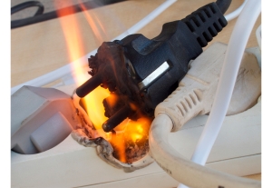 МЧС напоминает: нарушение эксплуатации электроприборов — прямой путь к пожару