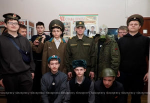 Примерить форму и коснуться истории: школьники Копыля побывали на экскурсии в «Слава працы»