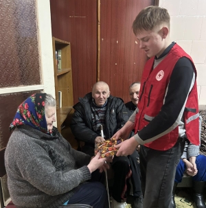 Волонтеры поздравили пациентов Бобовнянской больницы сестринского ухода с 8 Марта