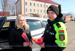 Вместо штрафов — весенние цветы: в Копыле прошел «Цветочный патруль»