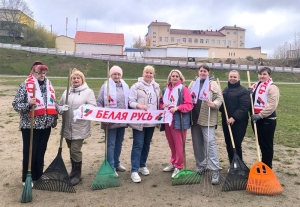 Личный пример: коллектив СШ №2 г. Копыля и «Белая Русь» навели порядок на школьном стадионе