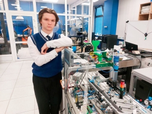 История одного успеха: как юный талант из Копыля соединяет робототехнику, историю и бас-гитару