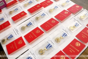 Материнский подвиг: 26 женщин из Минской области получили главный женский орден