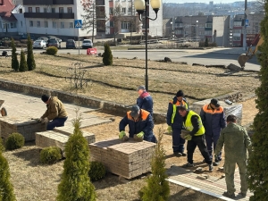 Комфортный город – у здания Копыльского райисполкома обновляют тротуары