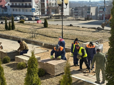 Комфортный город – у здания Копыльского райисполкома обновляют тротуары