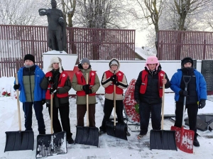 Тепло сердец против зимней стужи: как волонтеры Копыльщины заботятся о памяти и земляках